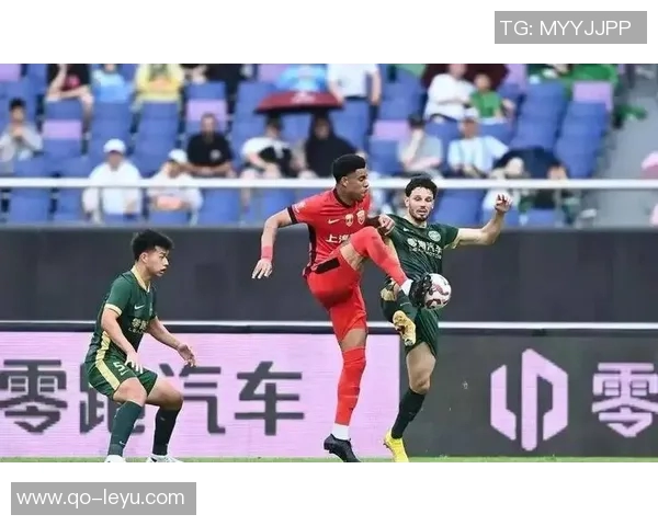 上海海港在中超联赛第29轮中以三球优势战胜浙江俱乐部绿城展现强劲实力